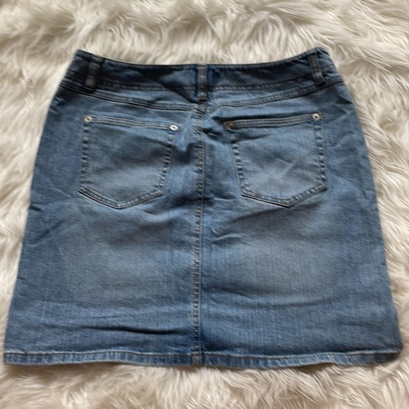 AnnTaylor LOFT Jean Skirt with Purple Flower Detailing Size 6 - Picture 2 of 2
